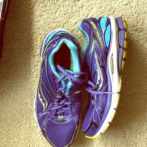 From dicks run 🏃‍♀️ shoes size 9 Barely used